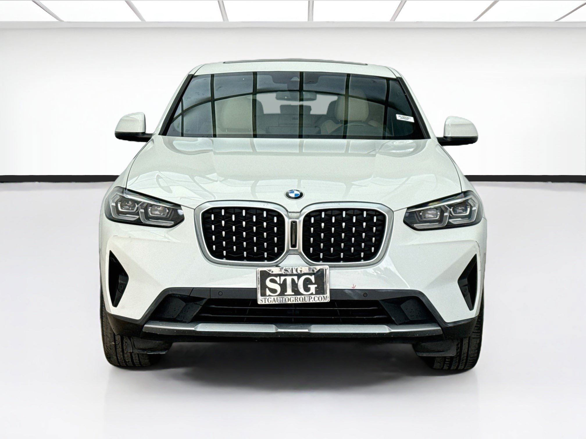 Used 2022 BMW X4 xDrive30i w/ Convenience Package AWD/4WD image 2