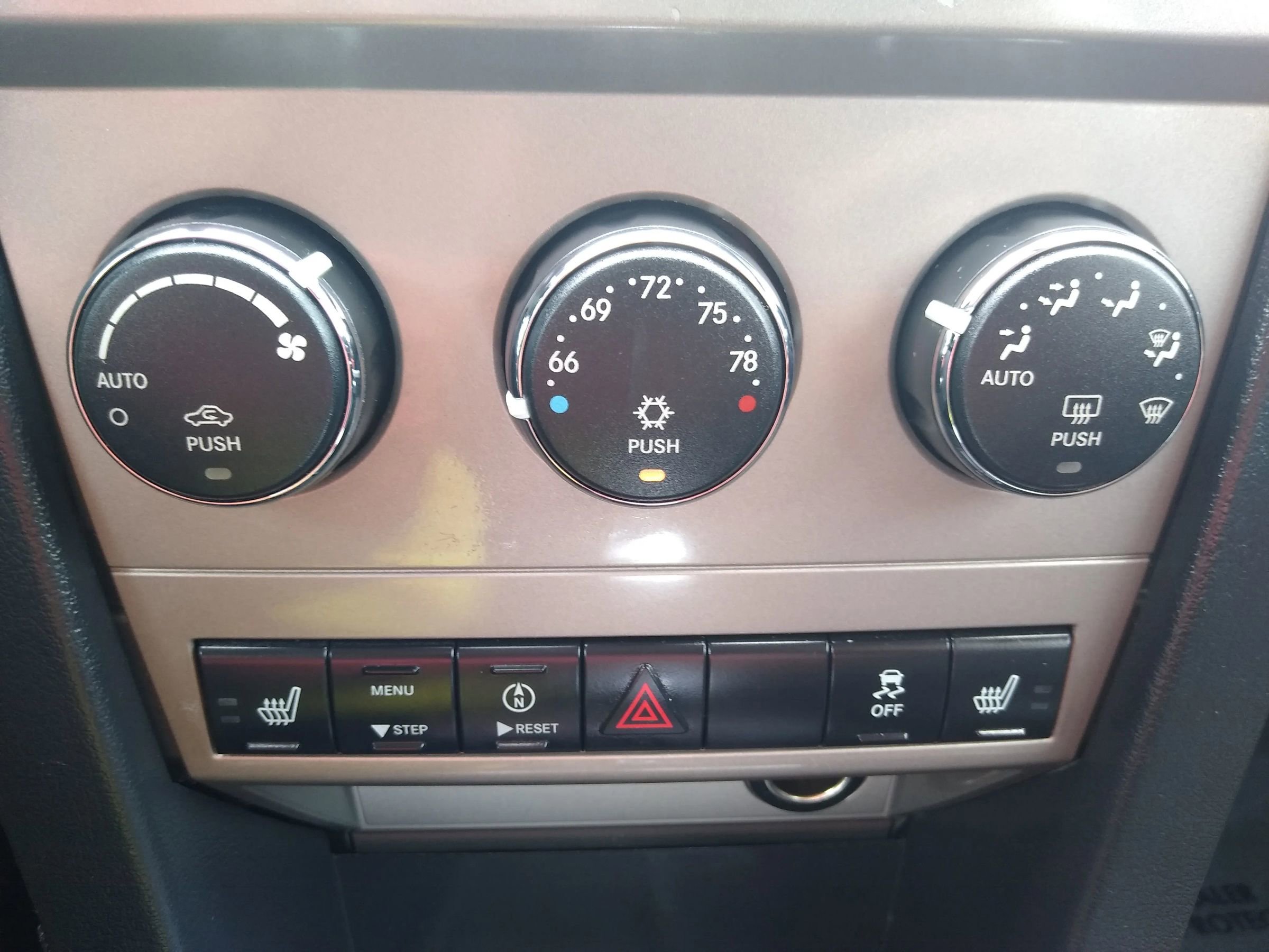 Used 2010 Dodge Avenger R/T w/ Navigation & Sound Group I image 18