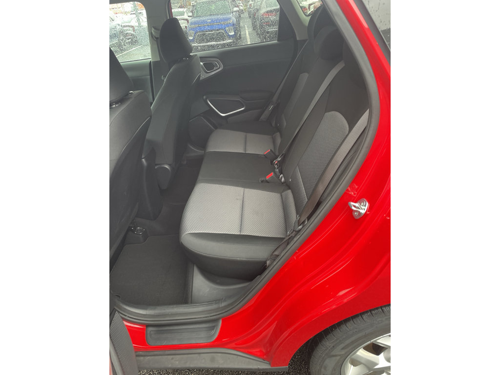 Used 2025 Kia Soul LX w/ LX Technology Package FWD image 10