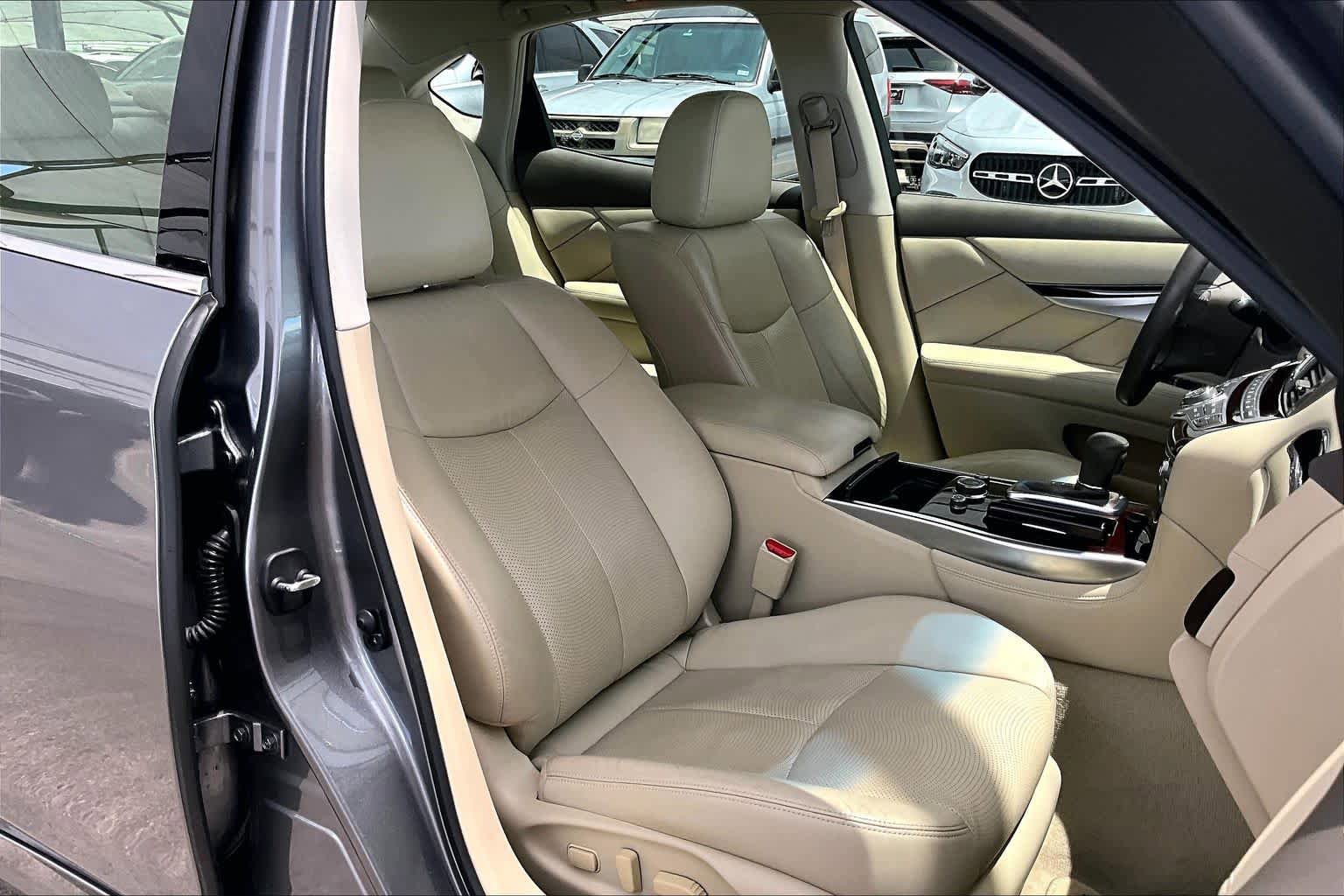 Used 2015 INFINITI Q70 3.7 RWD image 9