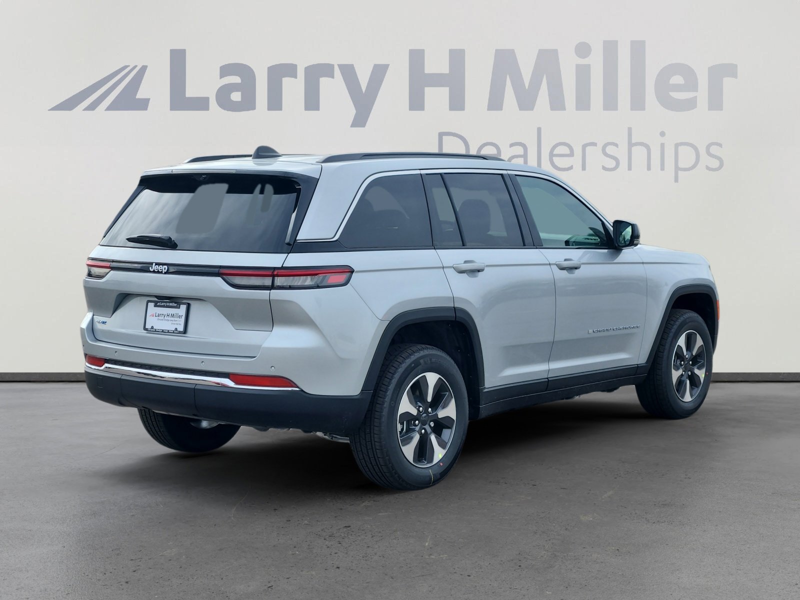 New 2025 Jeep Grand Cherokee Limited 4xe w/ Luxury Tech Group II image 6