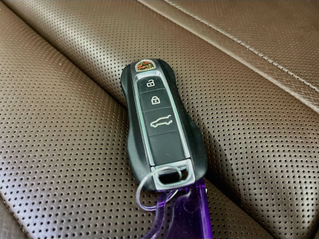Used 2023 Porsche Cayenne S AWD/4WD image 23