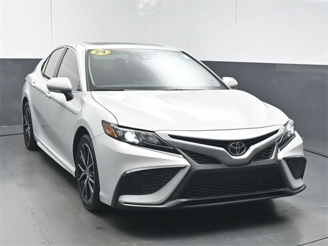 Used 2024 Toyota Camry SE image 3