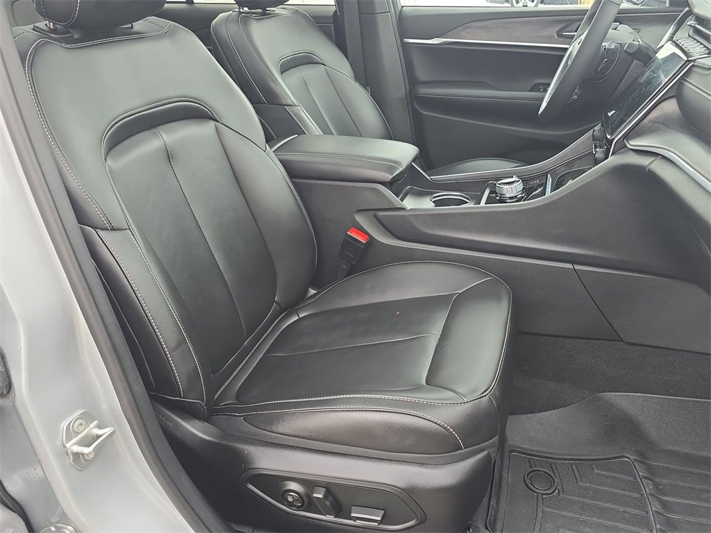 Used 2025 Jeep Grand Cherokee Limited w/ Black Appearance Package image 29