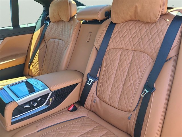 Used 2022 BMW 750i xDrive w/ Luxury Rear Seating Package image 10