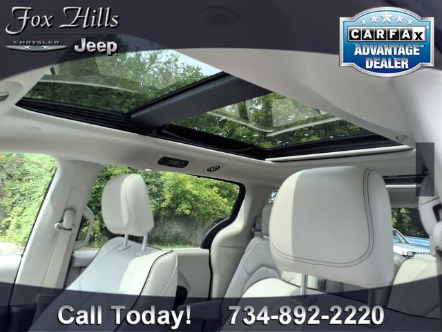 Used 2019 Chrysler Pacifica Limited w/ Tire & Wheel Group FWD image 16