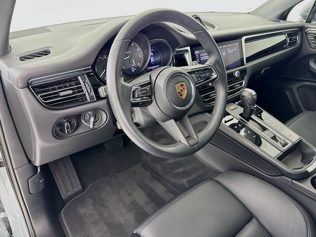 Certified 2025 Porsche Macan AWD/4WD image 4