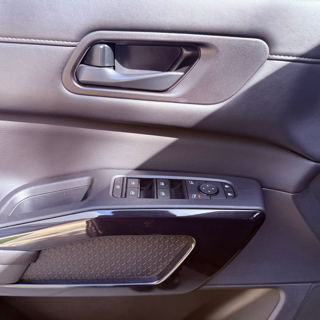 Used 2025 Nissan Pathfinder SV image 20