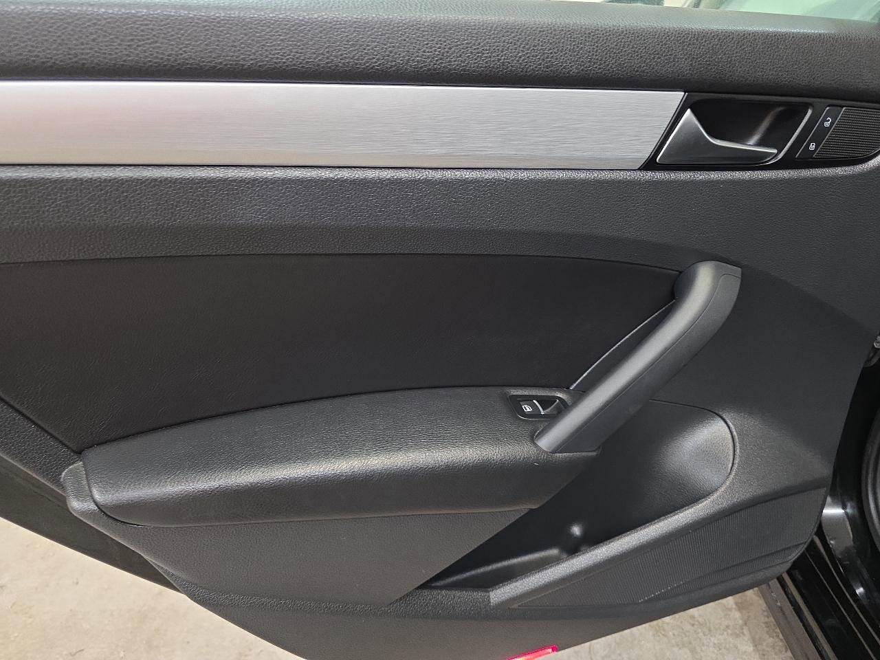 Used 2012 Volkswagen Passat 3.6 SE image 32