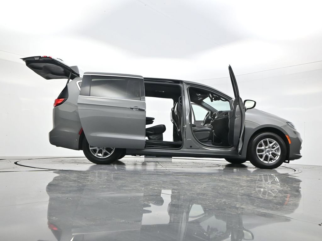 Used 2025 Chrysler Pacifica Select FWD image 55