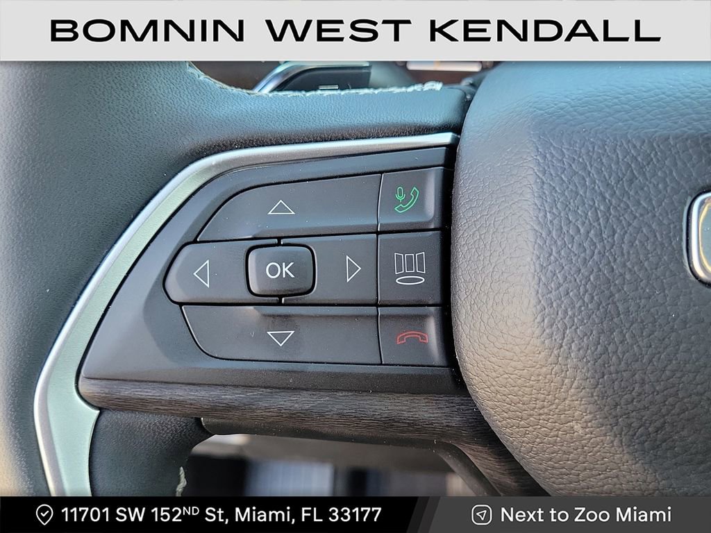 Used 2025 Jeep Grand Cherokee Limited w/ Black Appearance Package image 12