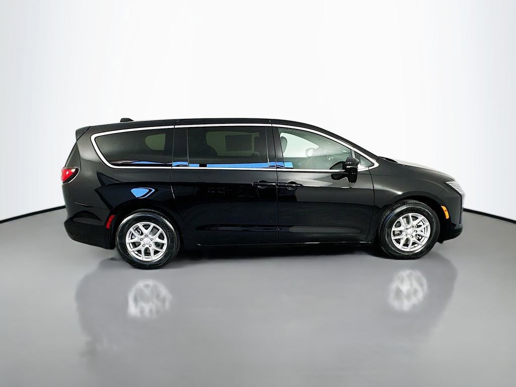 New 2027 Chrysler Pacifica Select FWD image 8