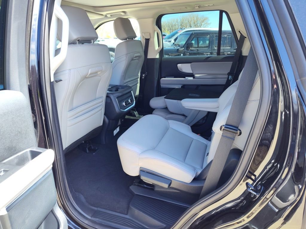 Used 2025 Ford Expedition Active image 17