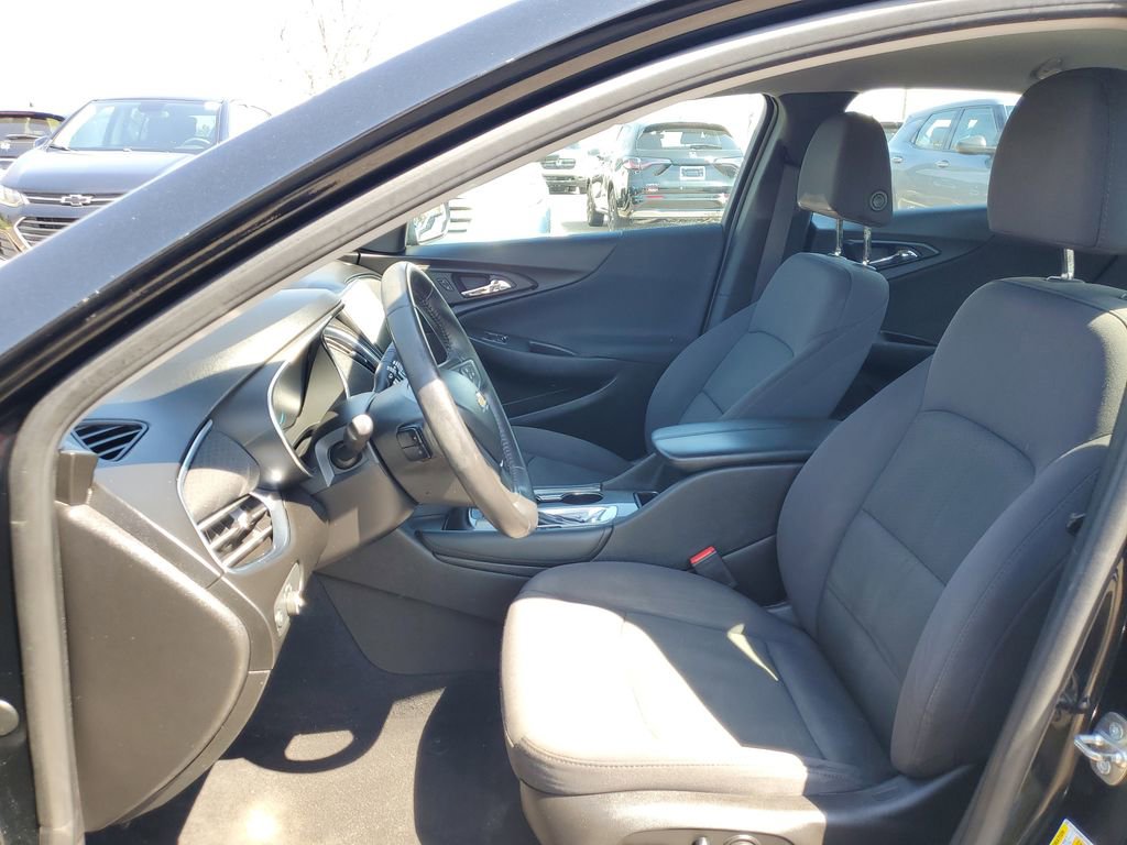 Used 2017 Chevrolet Malibu LT FWD image 9