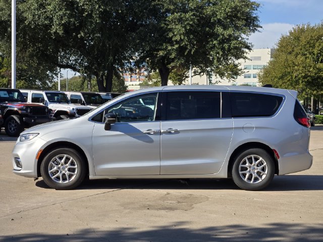 Used 2024 Chrysler Pacifica Touring-L FWD image 4