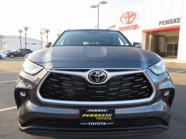 New 2025 Toyota Highlander XLE image 2