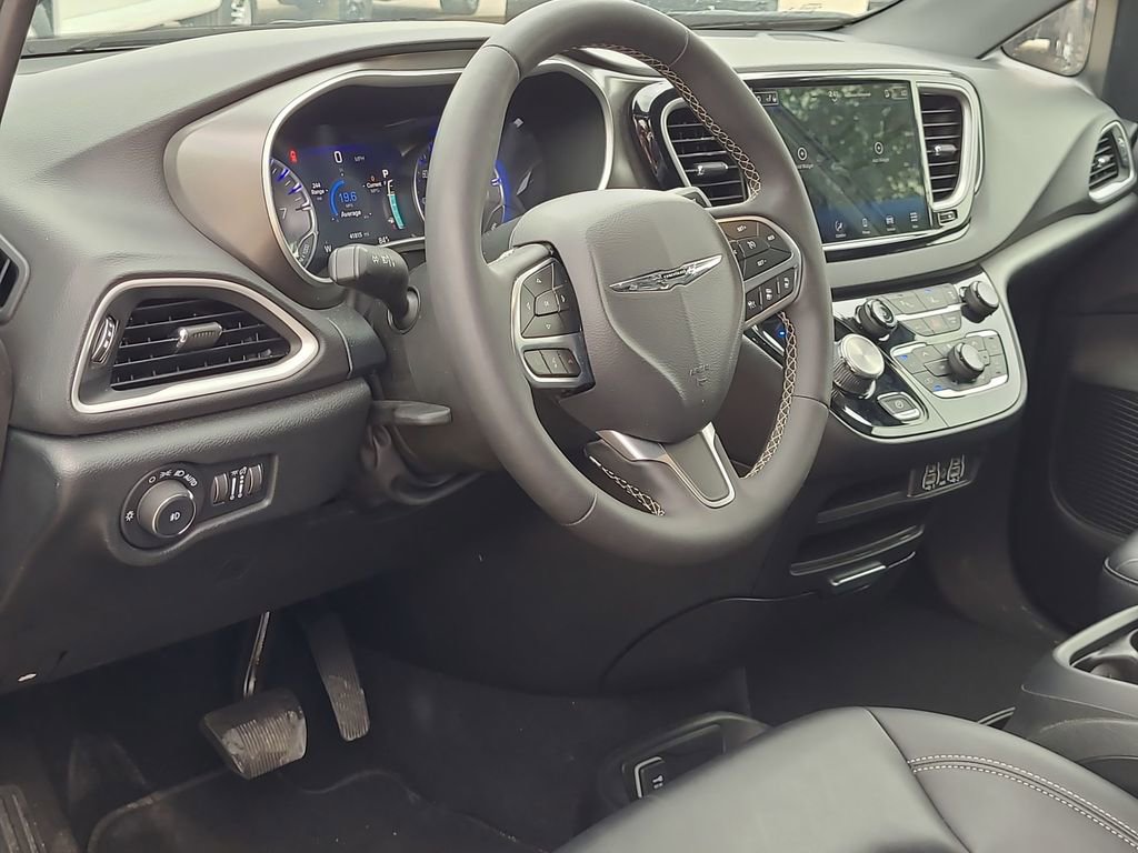 Used 2025 Chrysler Pacifica Select FWD image 10