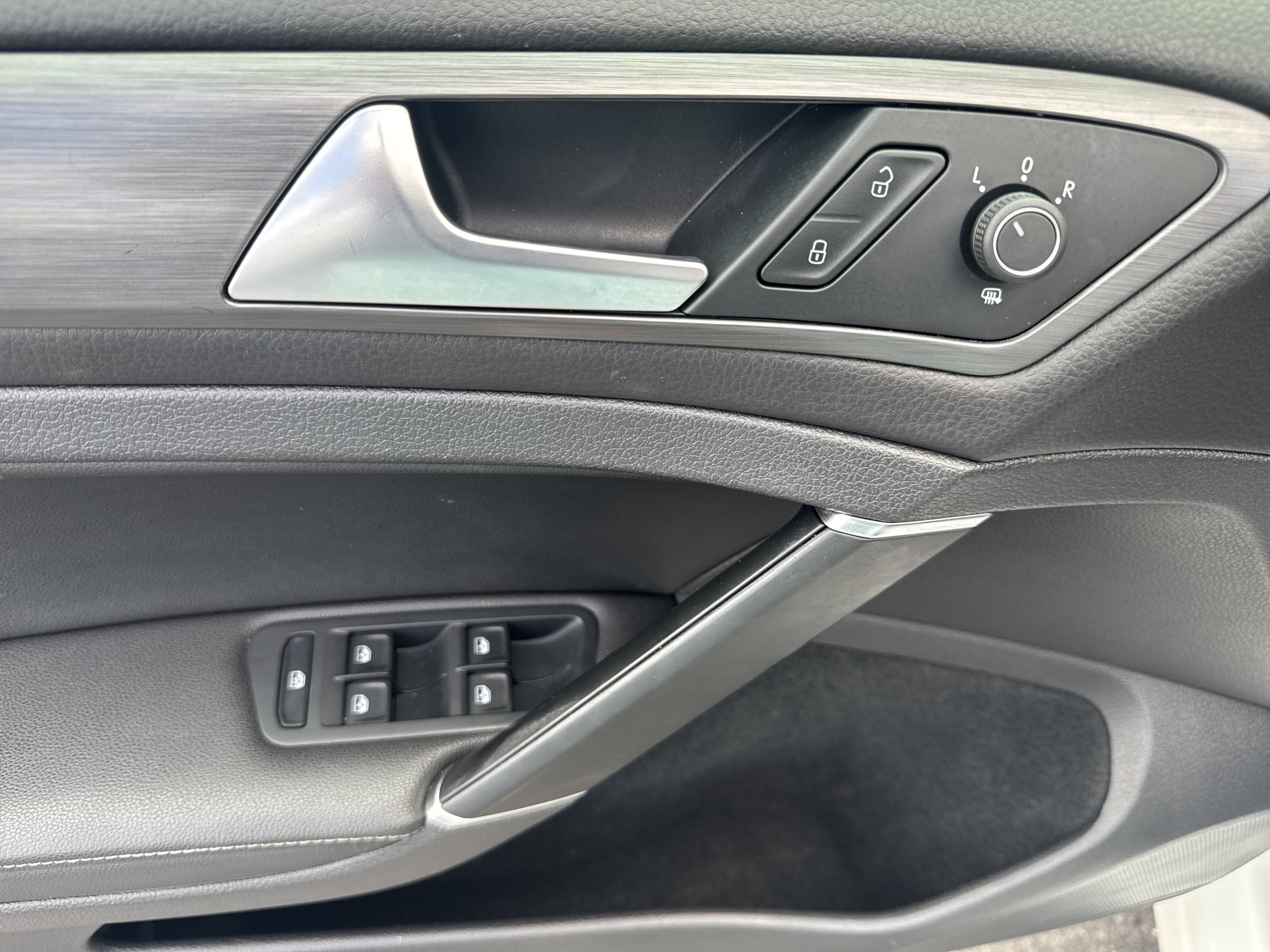 Used 2019 Volkswagen Golf SE FWD image 12
