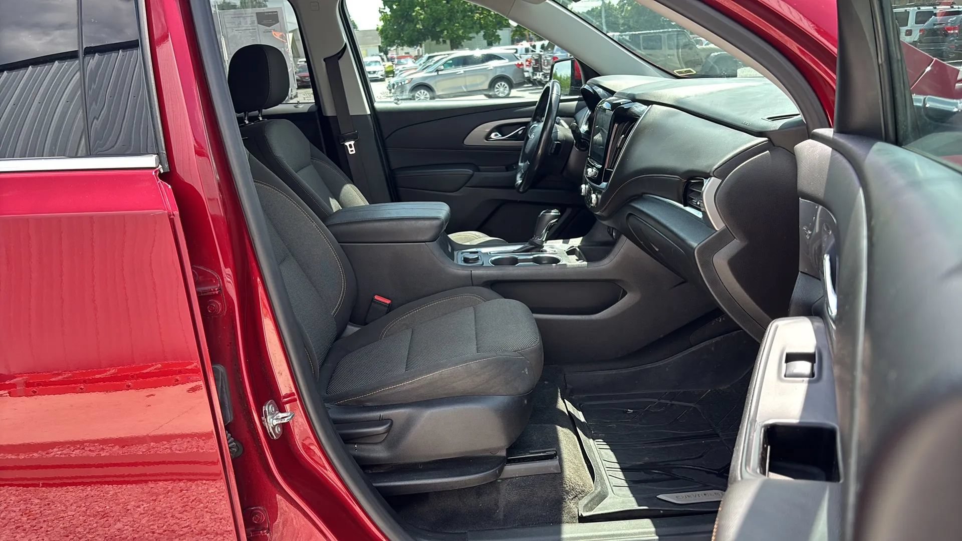 Used 2019 Chevrolet Traverse LT FWD image 17