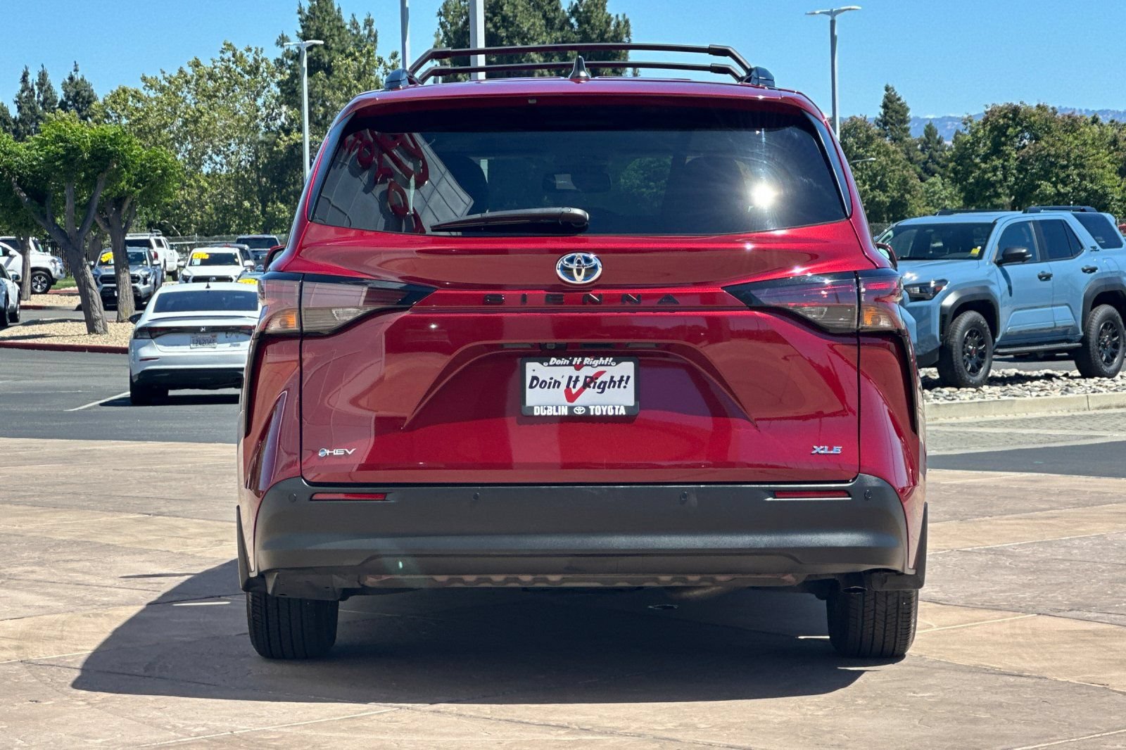 Used 2025 Toyota Sienna XLE FWD image 5