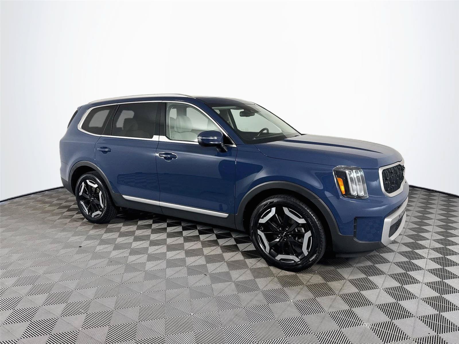 Certified 2023 Kia Telluride EX w/ EX Captain's Chair Package FWD image 3