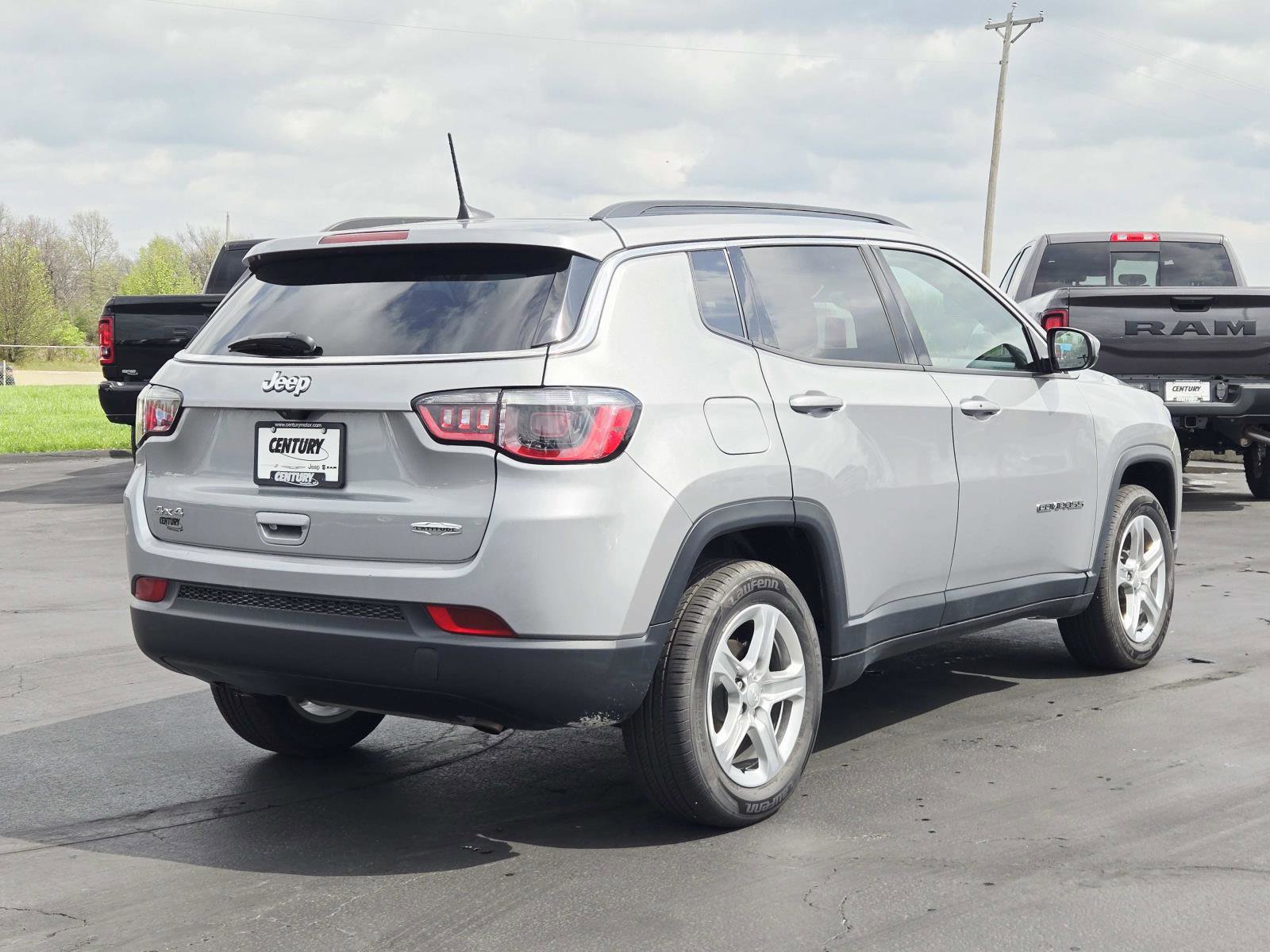 Used 2023 Jeep Compass Latitude image 4