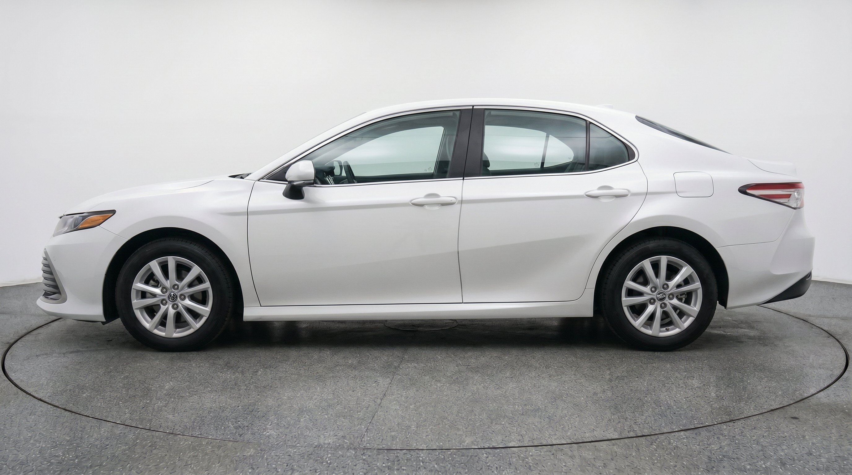Used 2025 Toyota Camry LE FWD image 5