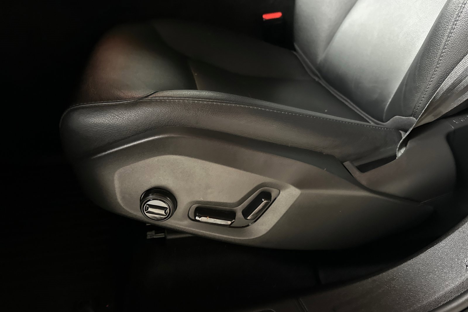 Used 2024 Volvo XC60 B5 Core image 13