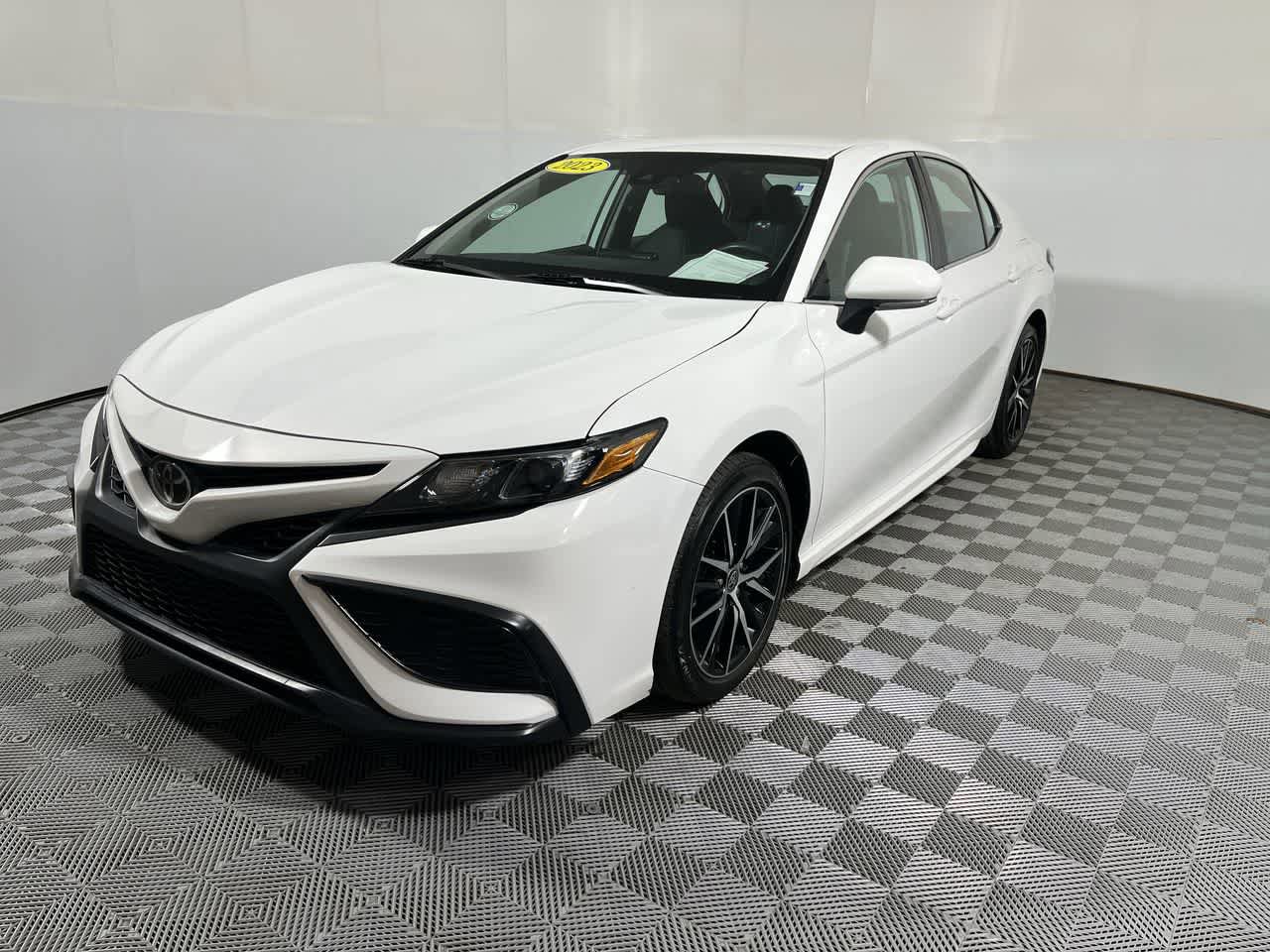 Used 2023 Toyota Camry SE image 4