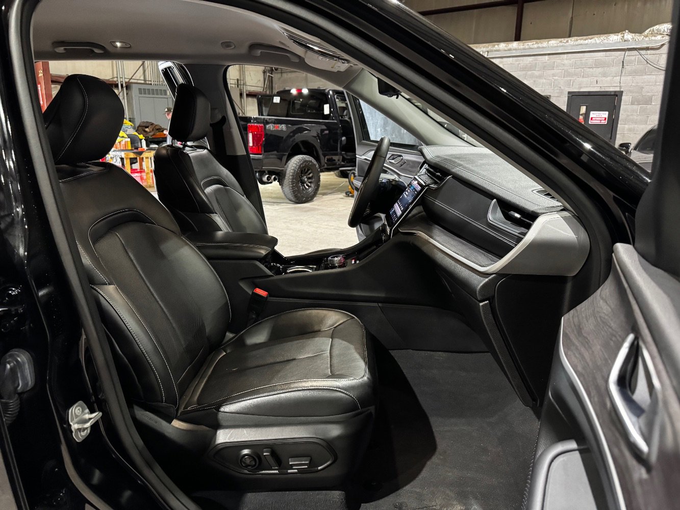 Used 2023 Jeep Grand Cherokee Limited w/ Luxury Tech Group II image 26