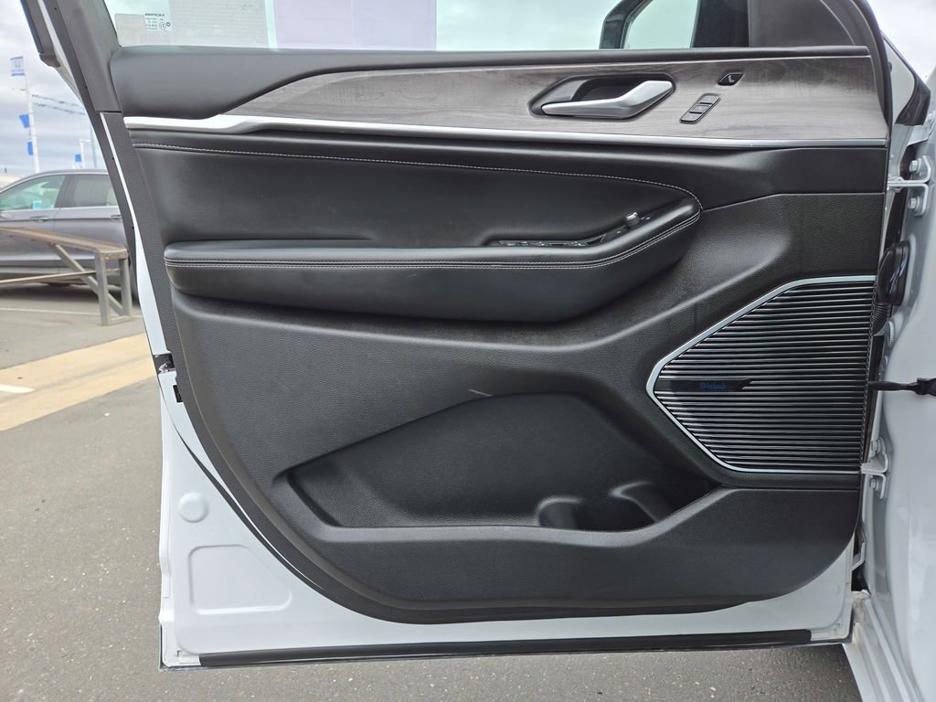 Used 2022 Jeep Grand Cherokee Overland w/ Advanced Protech Group III image 24