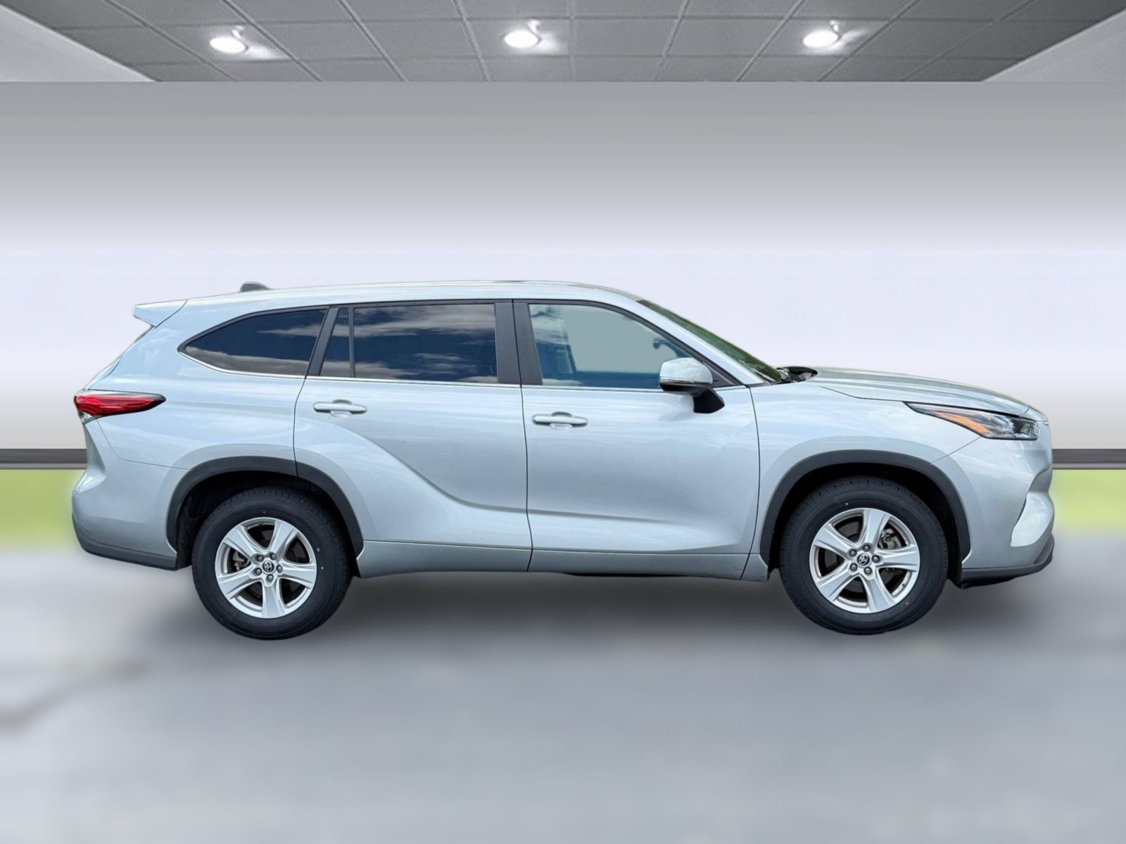 Used 2023 Toyota Highlander L FWD image 6
