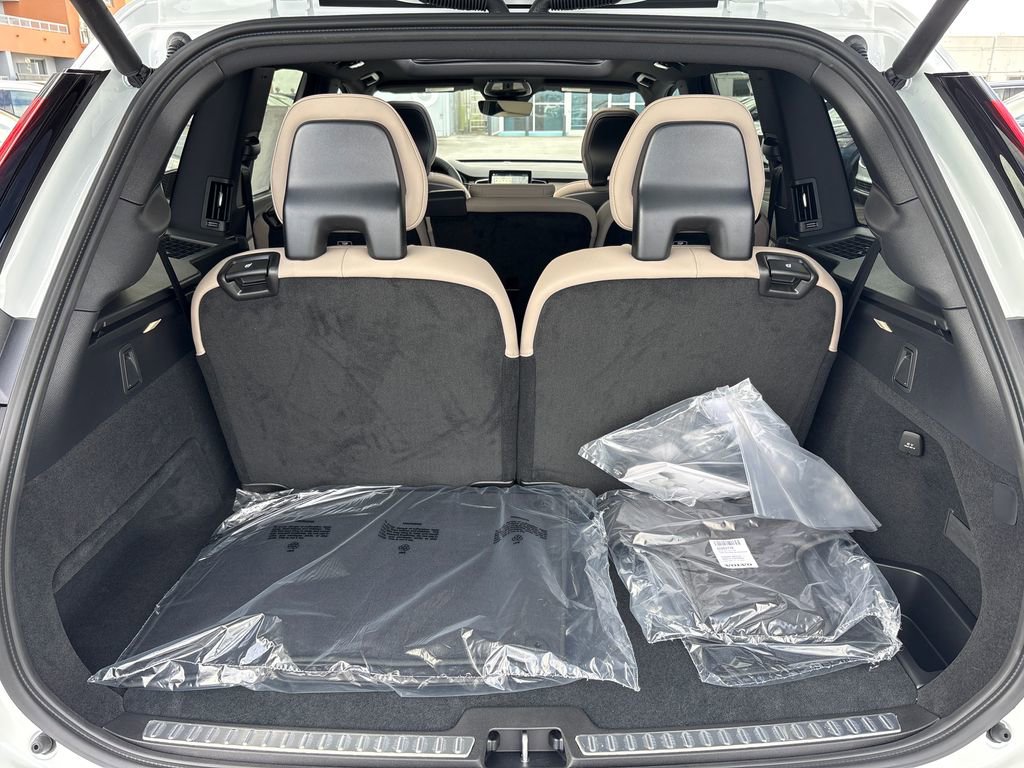 New 2026 Volvo XC90 T8 Core image 20