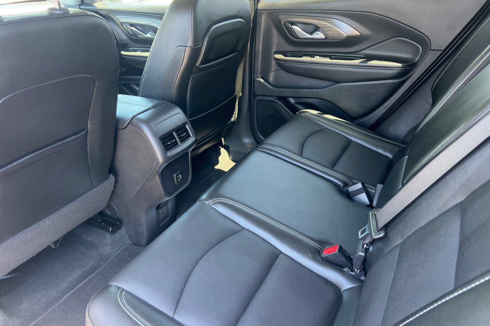 Used 2024 GMC Terrain SLT AWD/4WD image 12