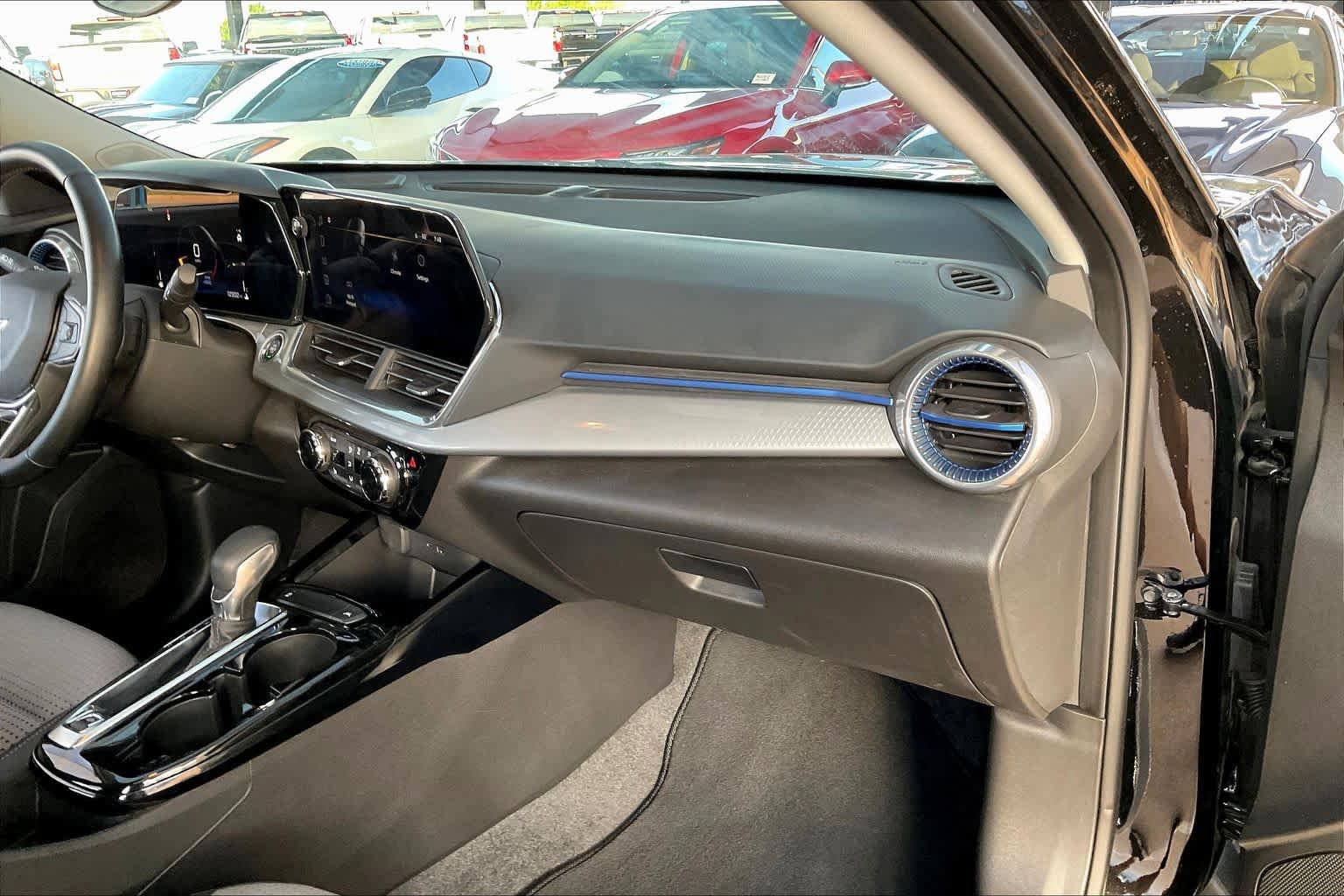 Used 2024 Chevrolet Trax LT w/ LT Convenience Package image 18