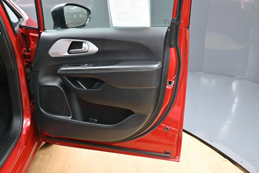 Used 2025 Chrysler Pacifica Limited FWD image 38