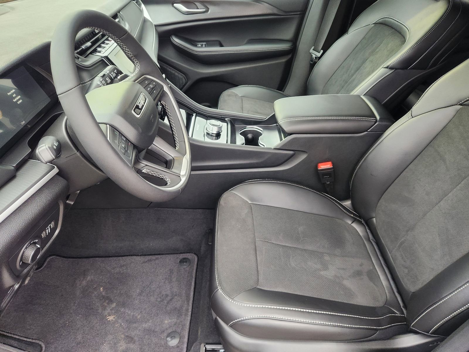 New 2025 Jeep Grand Cherokee Altitude image 12