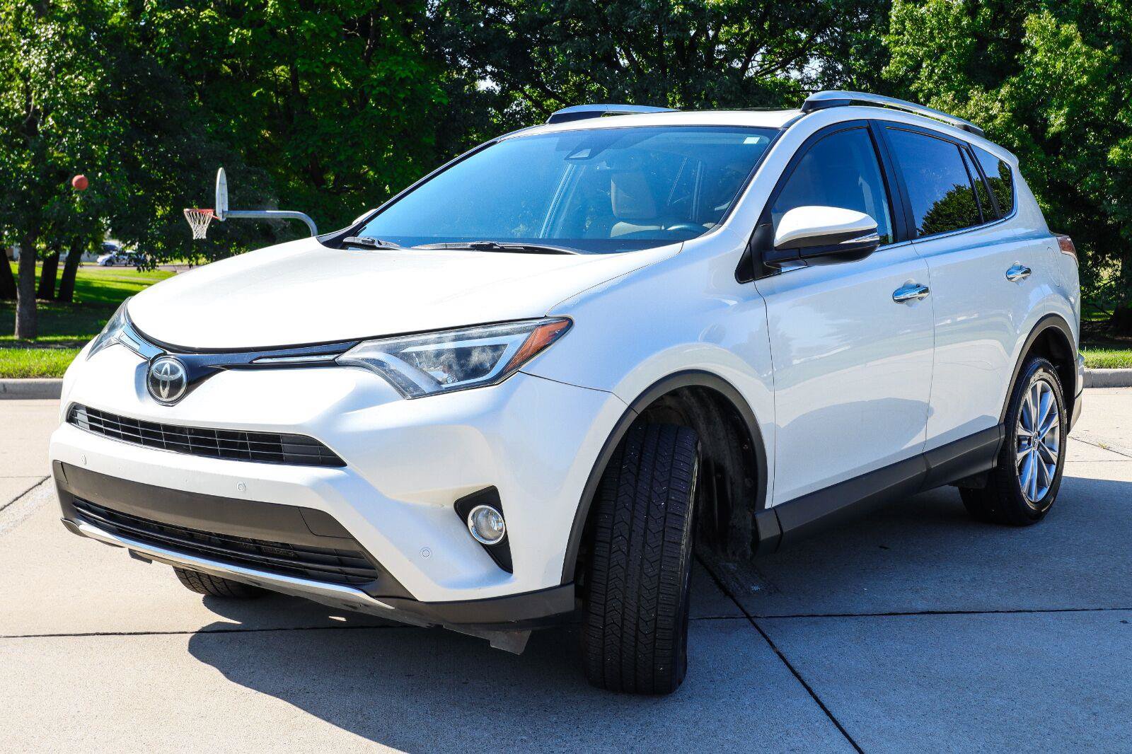 Used 2016 Toyota RAV4 Limited FWD image 3