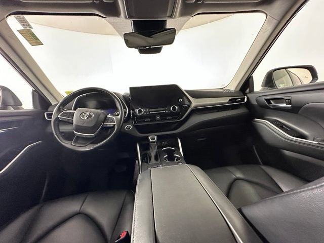 Used 2023 Toyota Highlander XLE AWD/4WD image 19