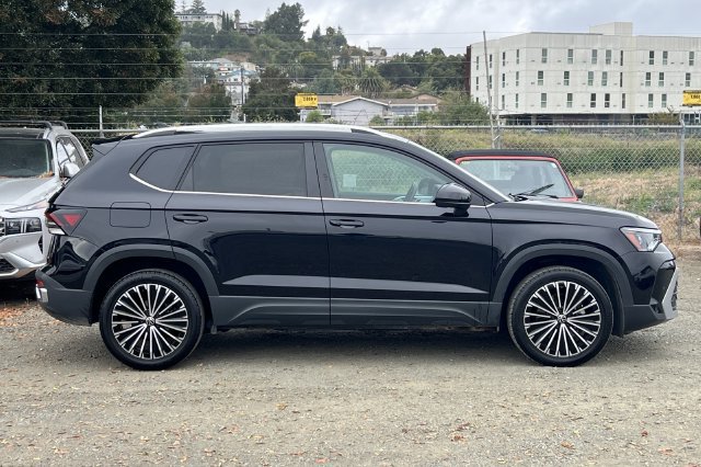 Used 2025 Volkswagen Taos SE FWD image 3
