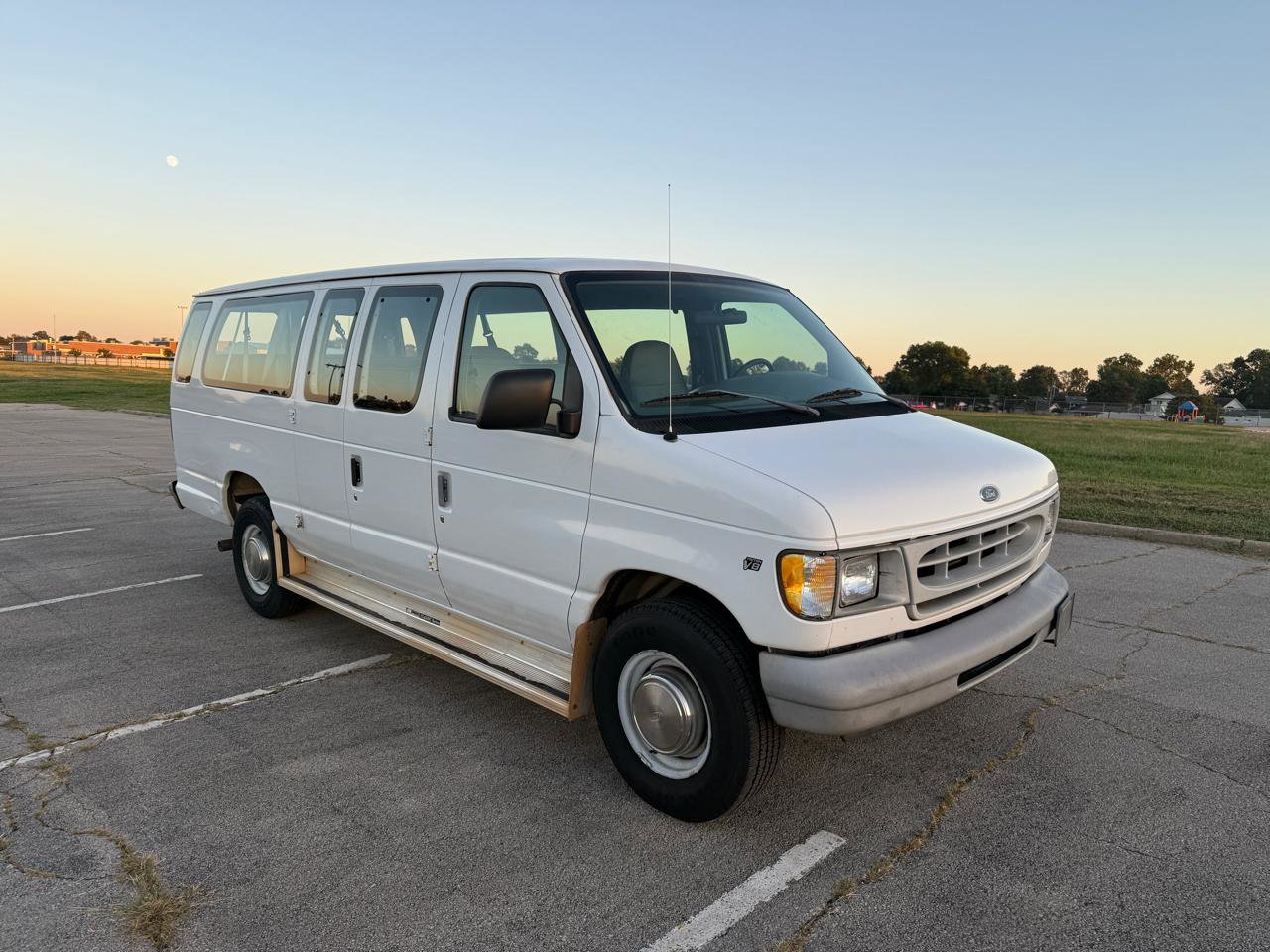 Used 1998 Ford E-350 and Econoline 350 Club Wagon image 2