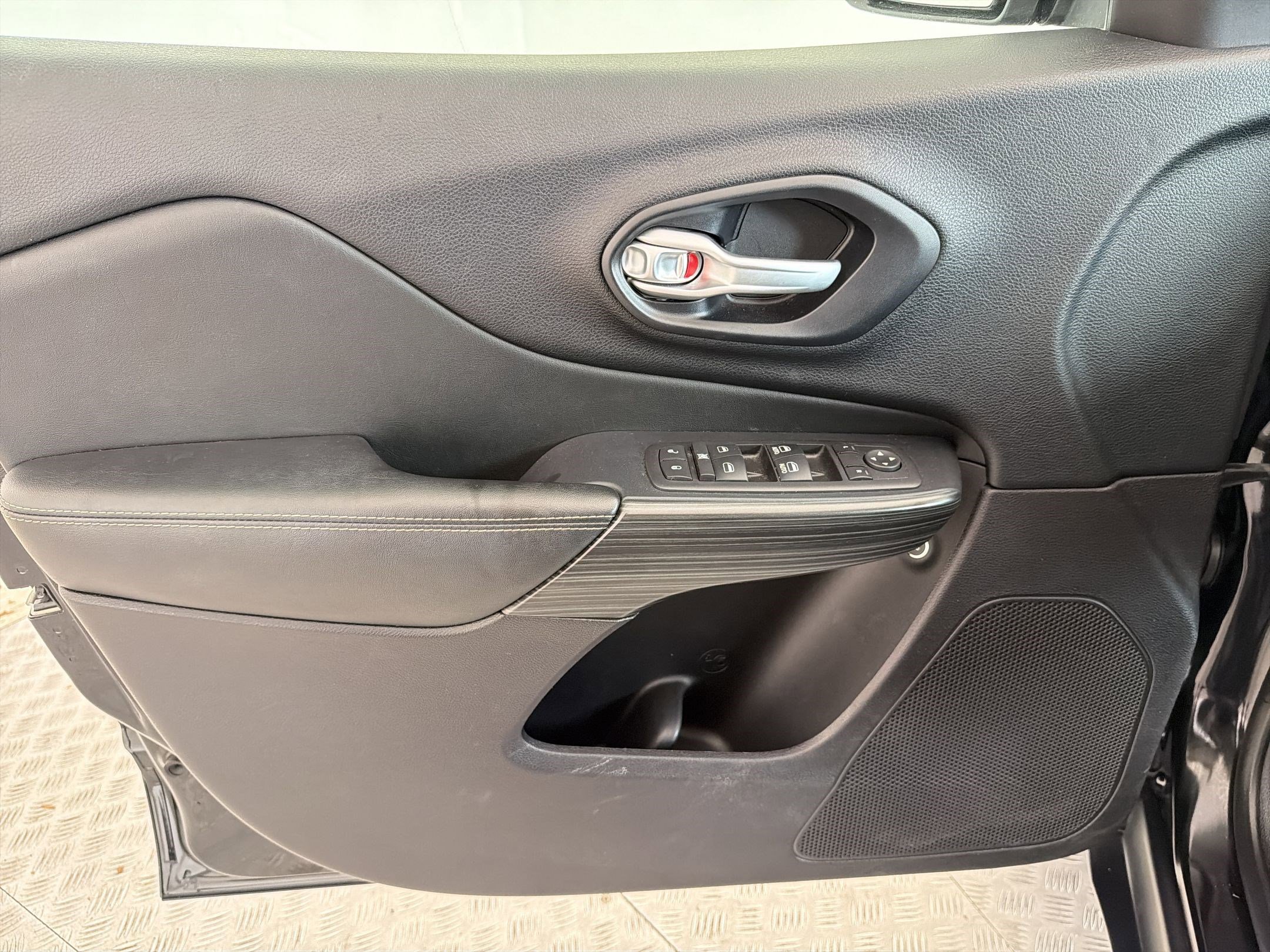 Used 2016 Jeep Cherokee Limited image 13