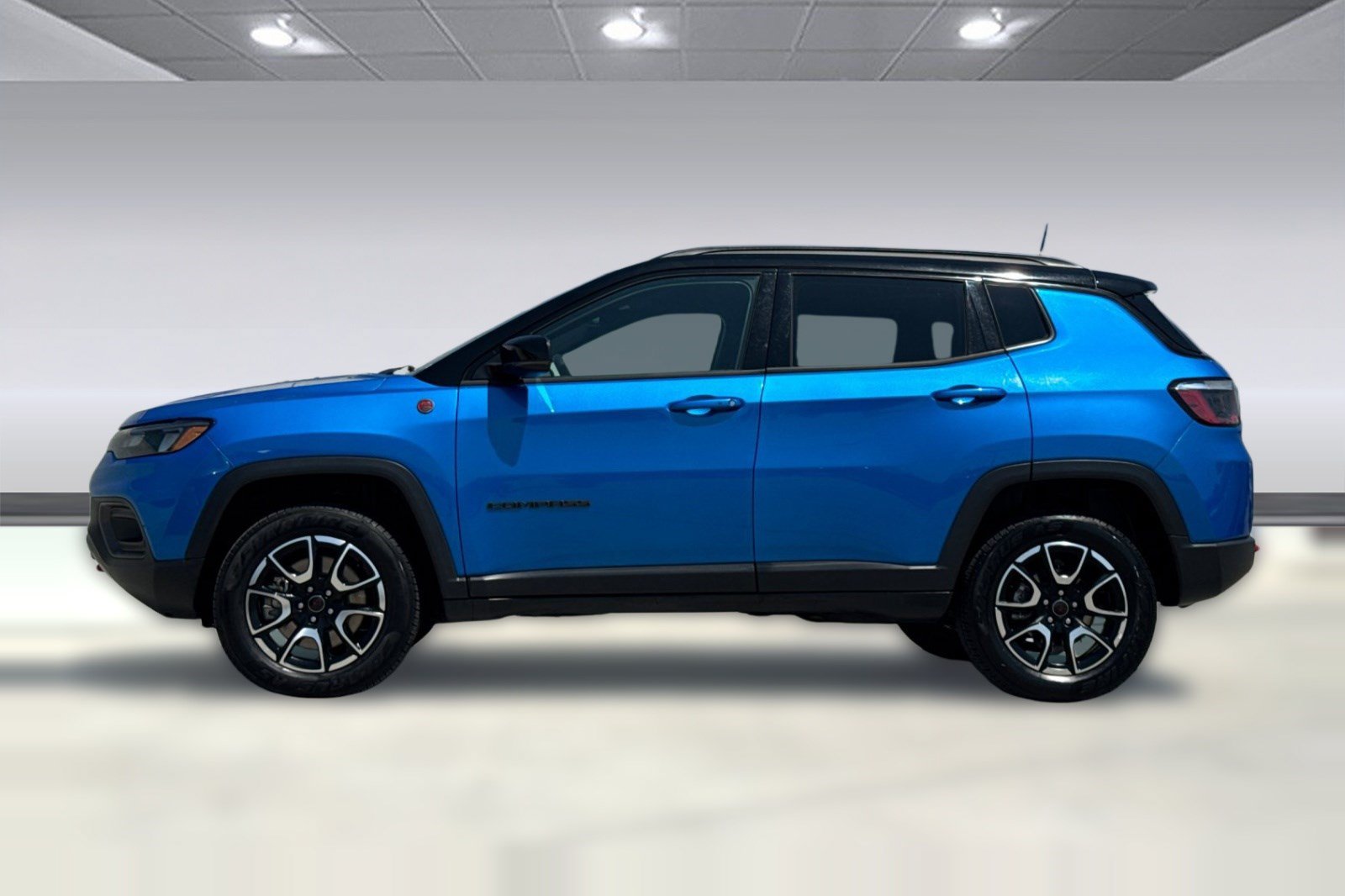 Used 2025 Jeep Compass Trailhawk AWD/4WD image 2