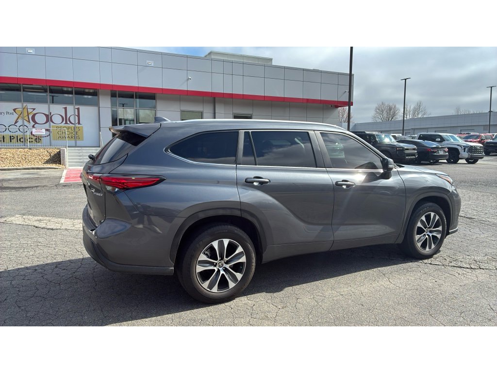 Used 2023 Toyota Highlander XLE image 6