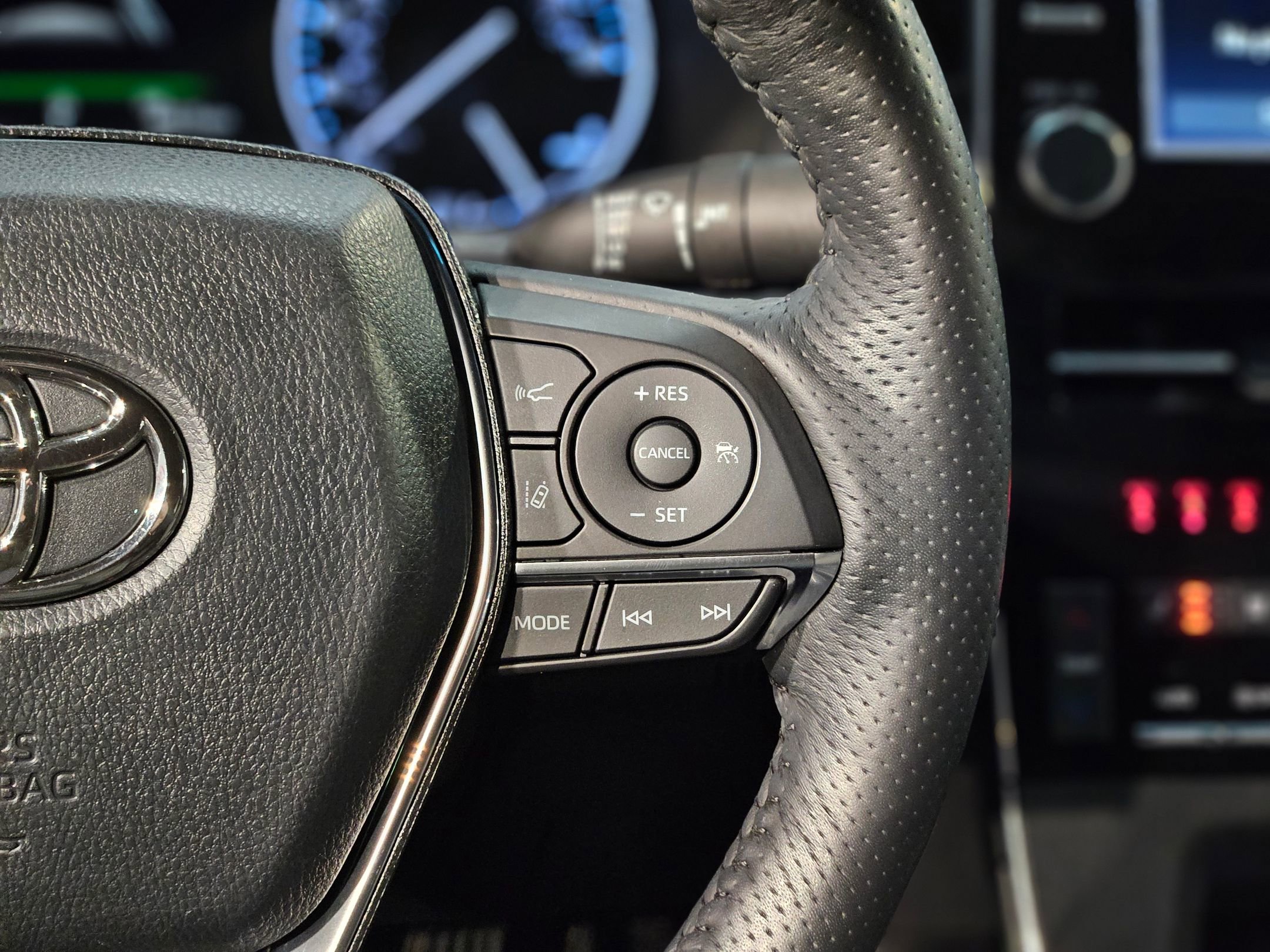 Used 2022 Toyota Avalon Limited image 29