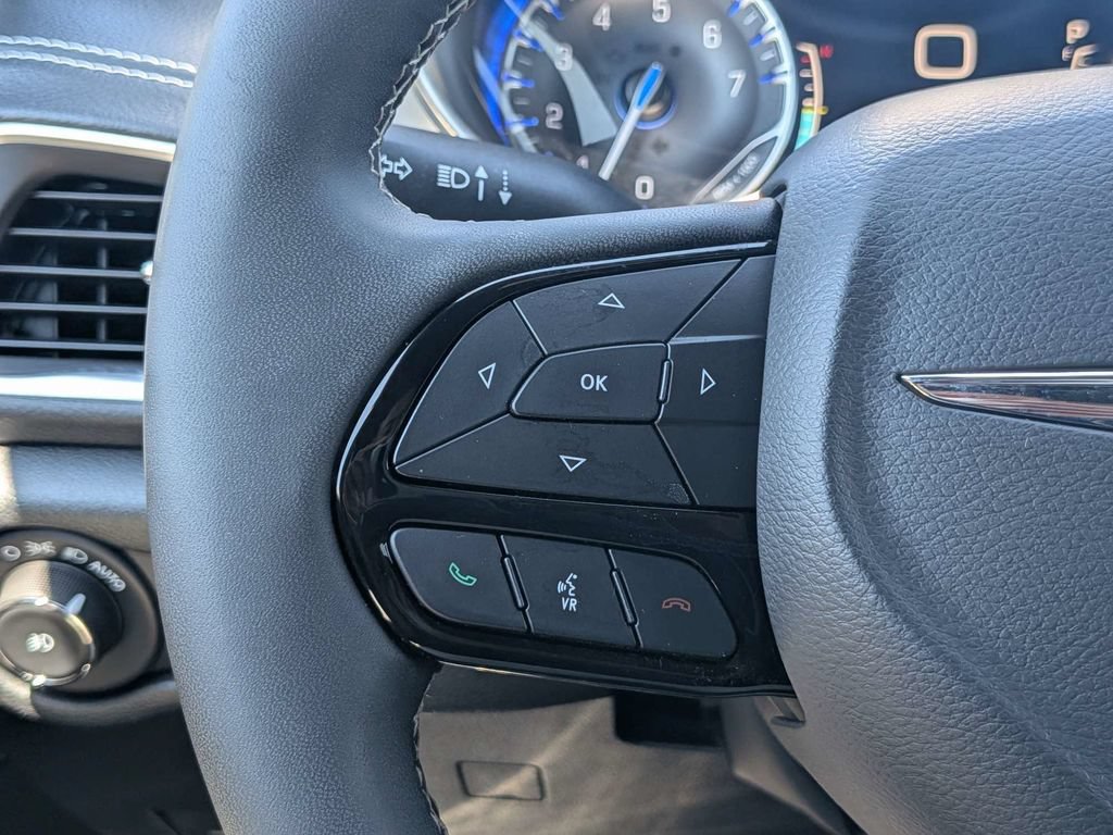 Used 2025 Chrysler Pacifica Limited FWD image 27