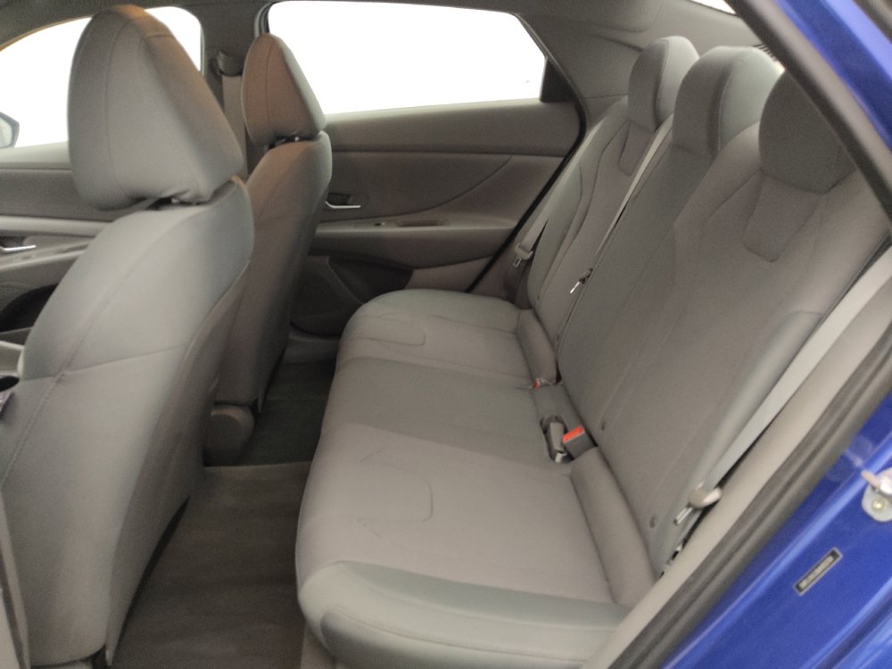 Used 2021 Hyundai Elantra SE FWD image 18