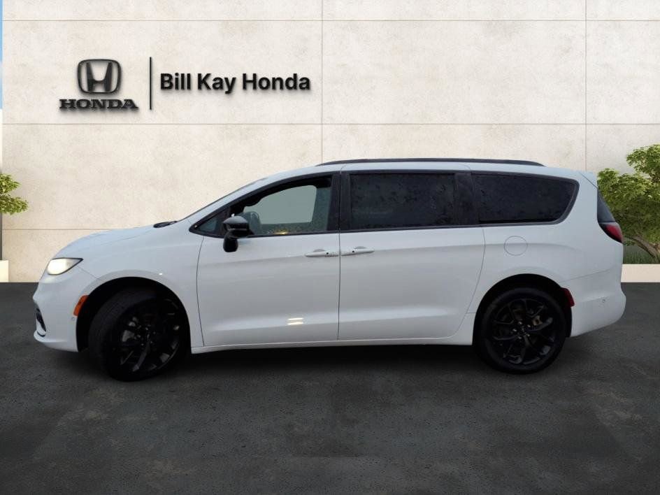 Used 2023 Chrysler Pacifica Limited w/ Uconnect Theater Family Group image 6