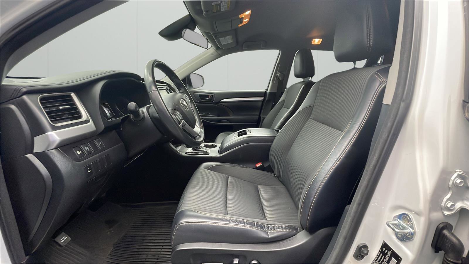 Used 2017 Toyota Highlander Plus FWD image 10