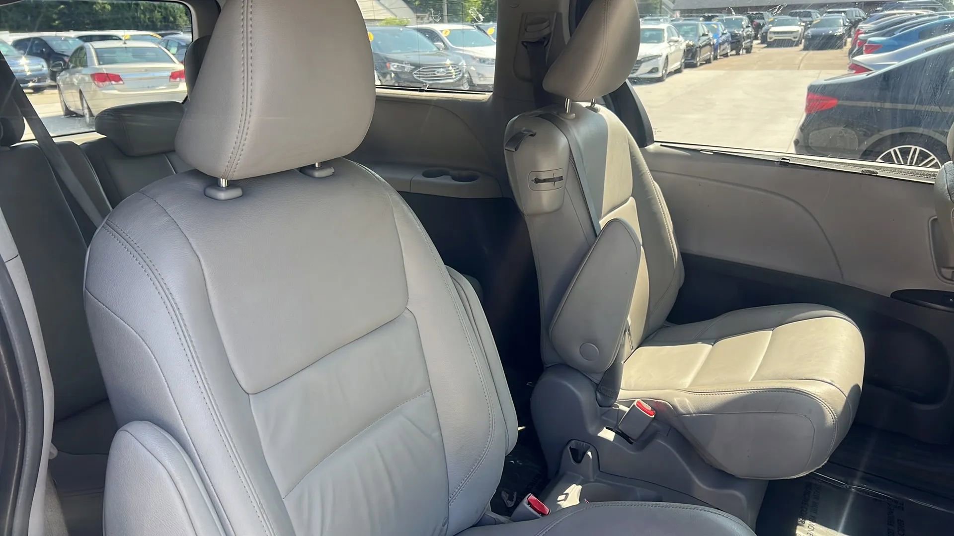 Used 2018 Toyota Sienna LE w/ Carpet Mat Package image 15